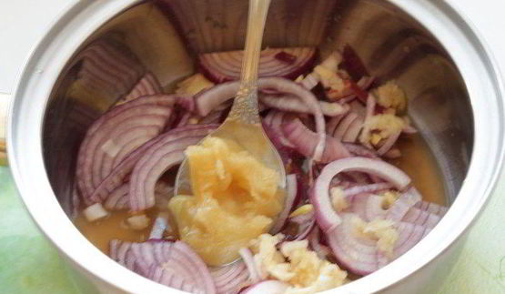 печеночные оладьи с брусничным соусом