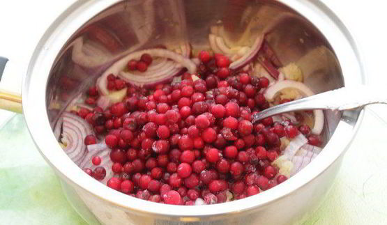 печеночные оладьи с брусничным соусом