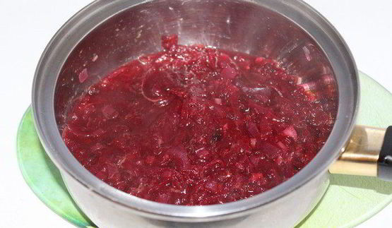 печеночные оладьи с брусничным соусом