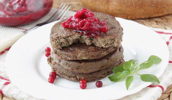 печеночные оладьи с брусничным соусом