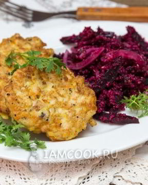 Рубленые куриные оладьи с жареными овощами