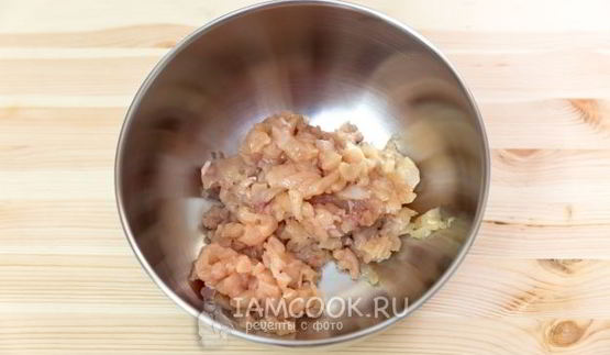 рубленые куриные оладьи с жареными овощами