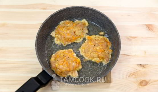 рубленые куриные оладьи с жареными овощами