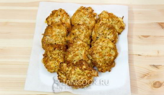 рубленые куриные оладьи с жареными овощами