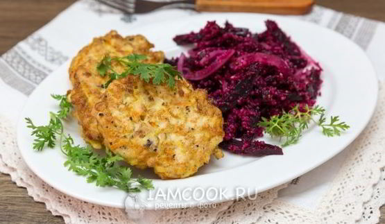 рубленые куриные оладьи с жареными овощами