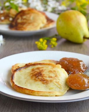 Сливочные оладьи с грушей Дюшес