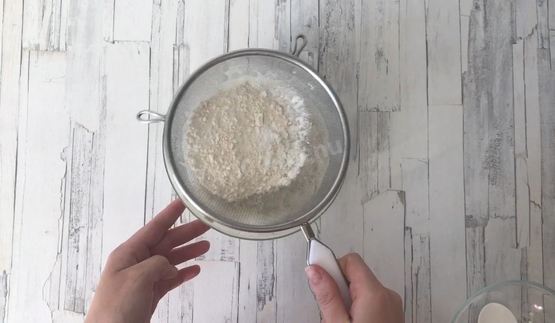 сливочные оладьи с грушей дюшес