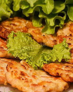 Сочные рубленные оладьи из куриной грудки с сыром