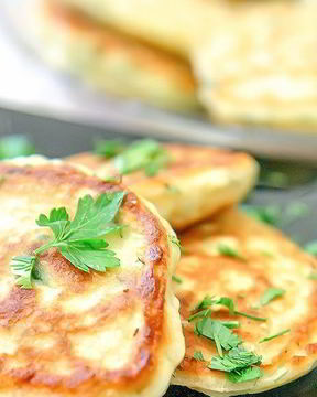 Закусочные оладьи с зеленым луком и яйцом