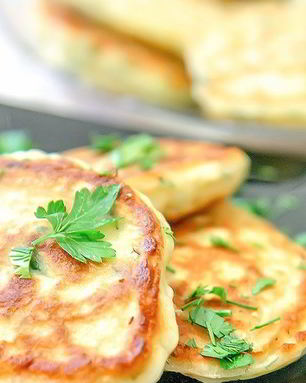 Закусочные оладьи с зеленым луком и яйцом