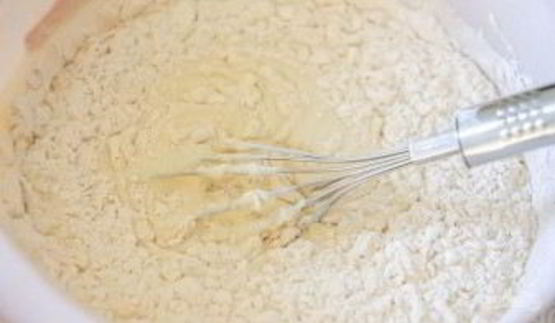 закусочные оладьи с зеленым луком и яйцом