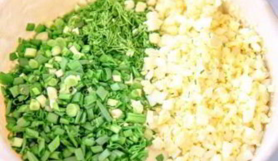 закусочные оладьи с зеленым луком и яйцом