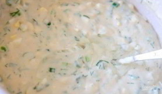 закусочные оладьи с зеленым луком и яйцом