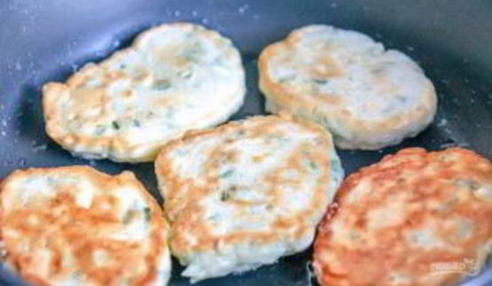 закусочные оладьи с зеленым луком и яйцом