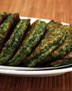 Зеленые оладьи из кабачков с йогуртовым соусом