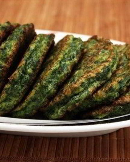 Рецепт зеленых оладий из кабачков с йогуртовым соусом