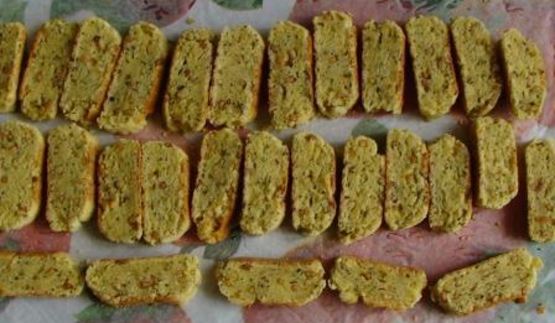 бискотти с пармезаном, базиликом и кедровыми орехами