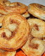 Быстрое печенье из слоеного теста