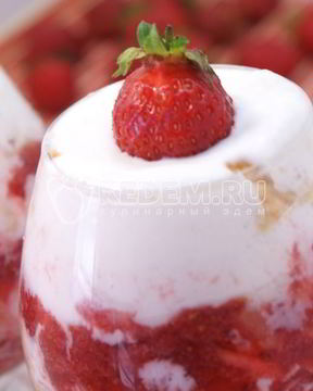 Десерт из мороженого с клубникой и печеньем