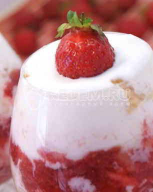 Десерт из мороженого с клубникой и печеньем