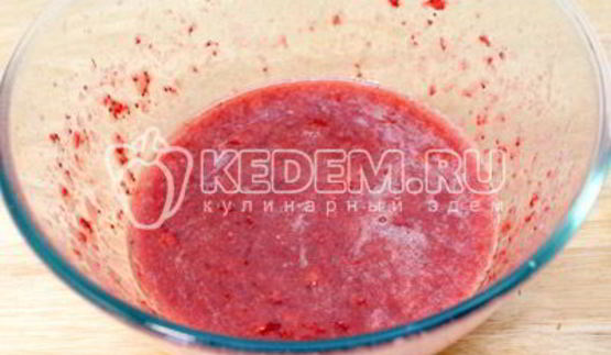 десерт из мороженого с клубникой и печеньем