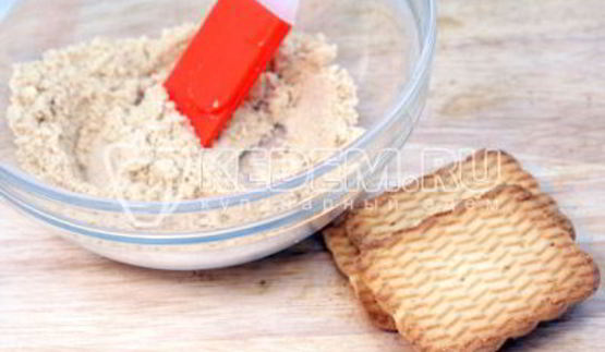 десерт из мороженого с клубникой и печеньем