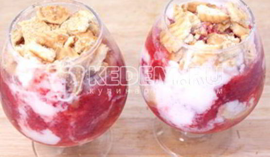 десерт из мороженого с клубникой и печеньем