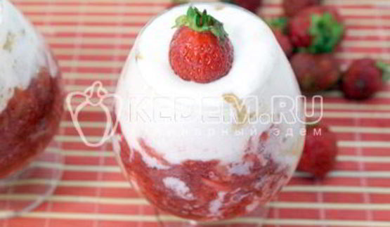 десерт из мороженого с клубникой и печеньем