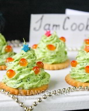 Крекеры Елочки с красной икрой