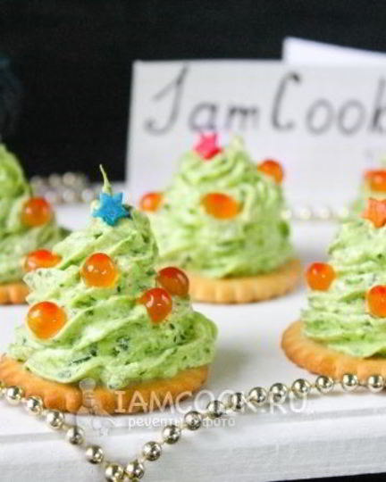 Рецепт крекеров елочки с красной икрой