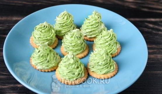 крекеры елочки с красной икрой