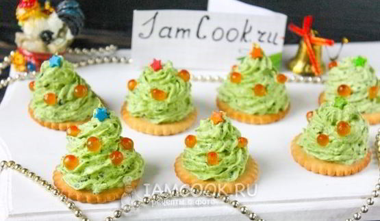 крекеры елочки с красной икрой