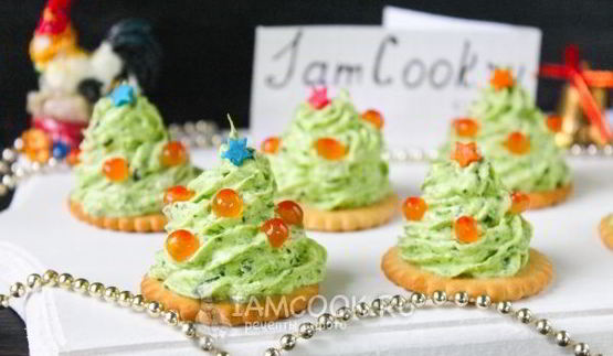 крекеры елочки с красной икрой