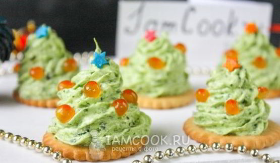 крекеры елочки с красной икрой