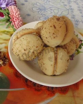 Печенье с начинкой из сметанного крема с орехами
