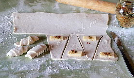 рогалики из слоеного теста