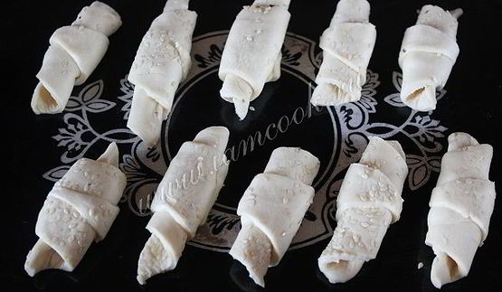 рогалики из слоеного теста