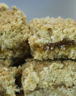 Абрикосовый пирог с овсяной крошкой