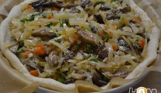 дрожжевой пирог с капустой и вешенками