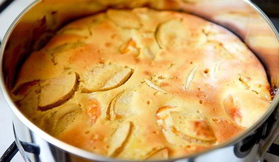 йогуртовый пирог с абрикосами и яблоками