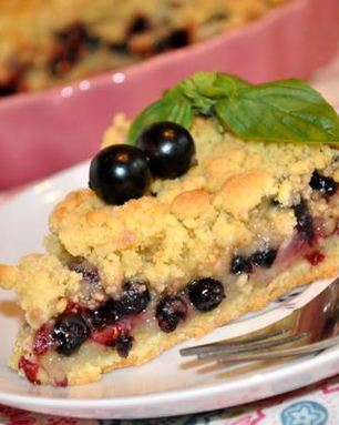 Хрустящий песочный пирог со смородиной