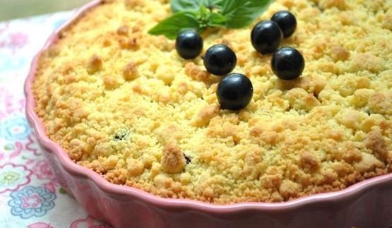 хрустящий песочный пирог со смородиной