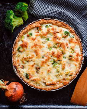 Киш с красной рыбой и брокколи