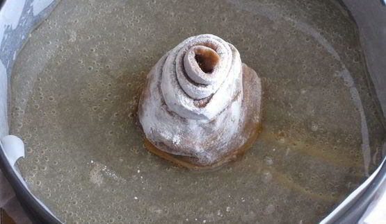 кофейный пирог-спираль с карамелью