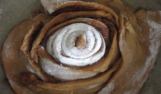 кофейный пирог-спираль с карамелью