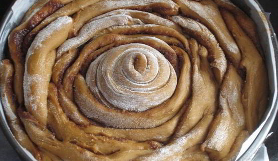 кофейный пирог-спираль с карамелью