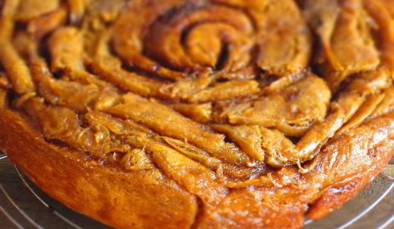 кофейный пирог-спираль с карамелью