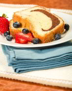 Мраморный пирог с ягодным соусом