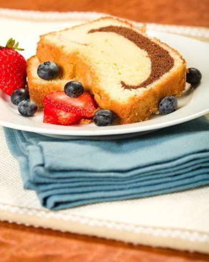 Рецепт мраморного пирога с ягодным соусом