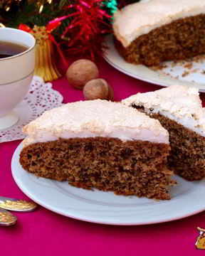 Ореховый пирог с безе